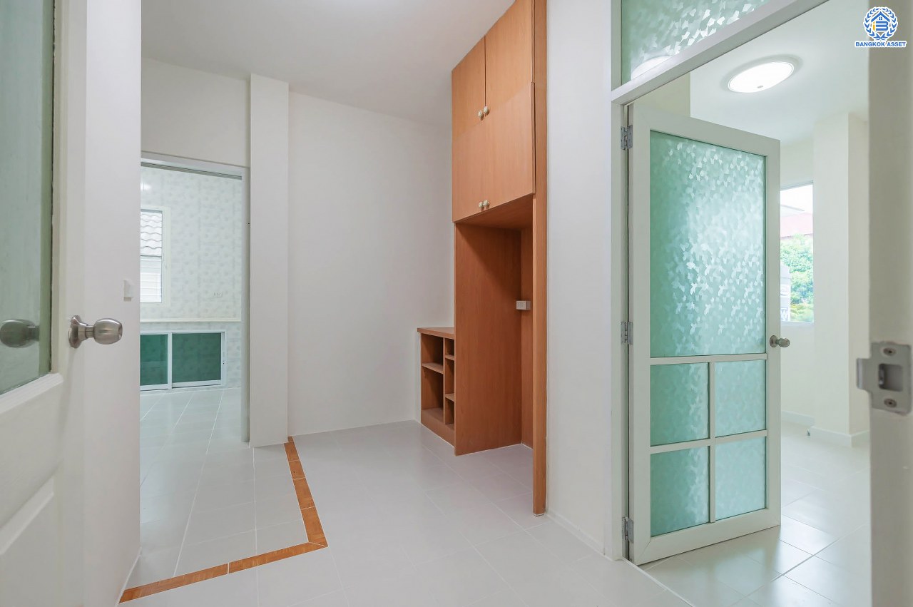 บ้านเดี่ยวมือสอง โครงการ เดอะวอเตอร์เฮ้าส์ กาญจนาฯ-บางบอน รองรับทุกความสุข เนื้อที่ 117.1 ตร.ว. ฟังก์ชัน 5 ห้องนอน 4 ห้องน้ำ 1 ห้องอเนกประสงค์ 1 ห้องแม่บ้าน จอดรถได้ 1 คัน บนทำเลใกล้รถไฟฟ้าสายสีน้ำเงิน "สถานีหลัก2" และจุดขึ้นทางด่วน "พระราม2" และ The Mall บางแค